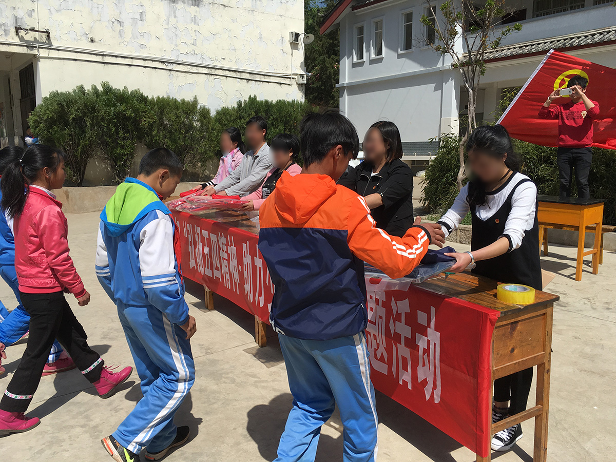 慰問福利院、聾啞學(xué)校