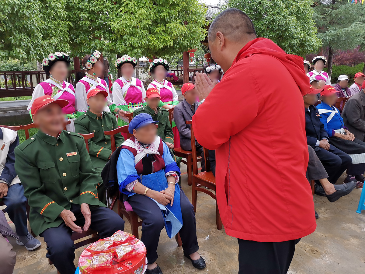 慰問福利院、聾啞學(xué)校